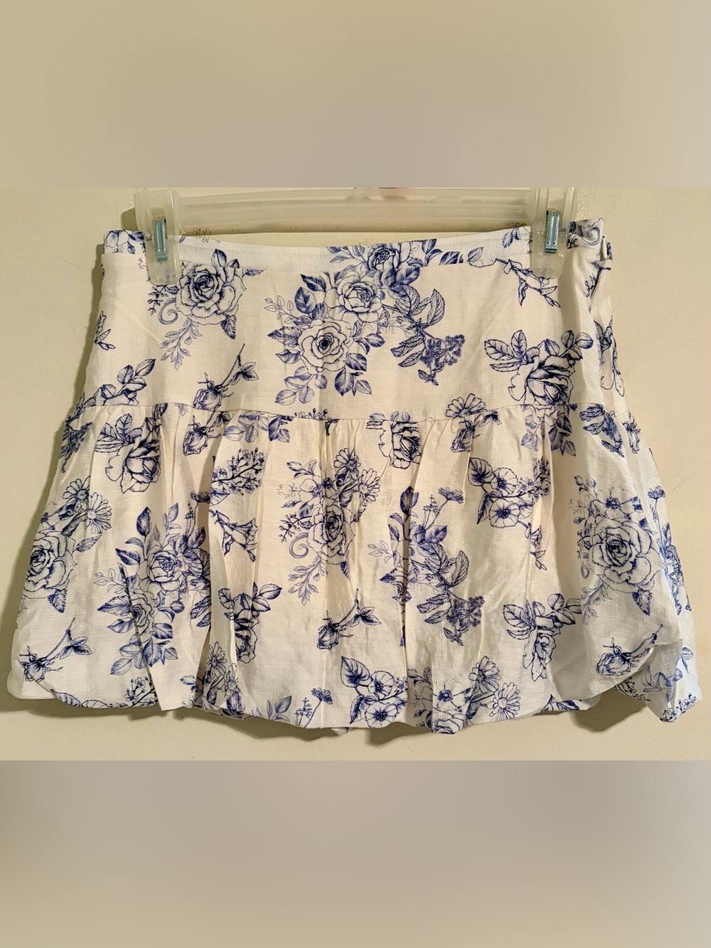 NWOT Women’s/Junior’s Love Tree White Skort with Blue Floral Print Sz Large